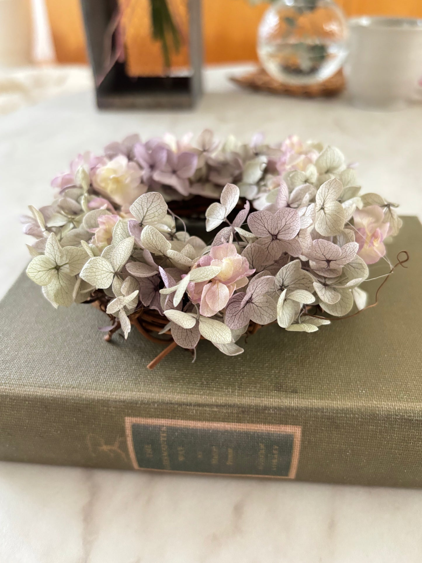 くすみカラーの紫陽花リース