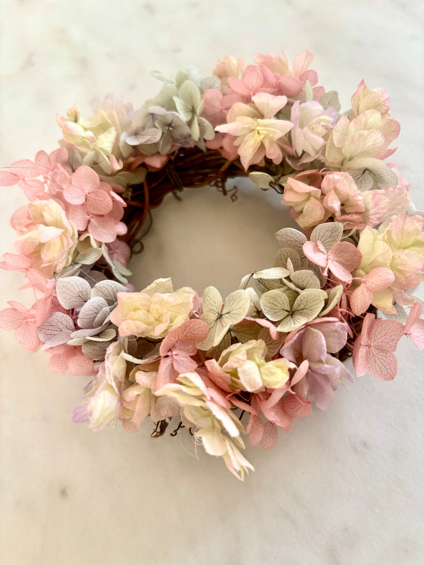 くすみパステルの紫陽花リース