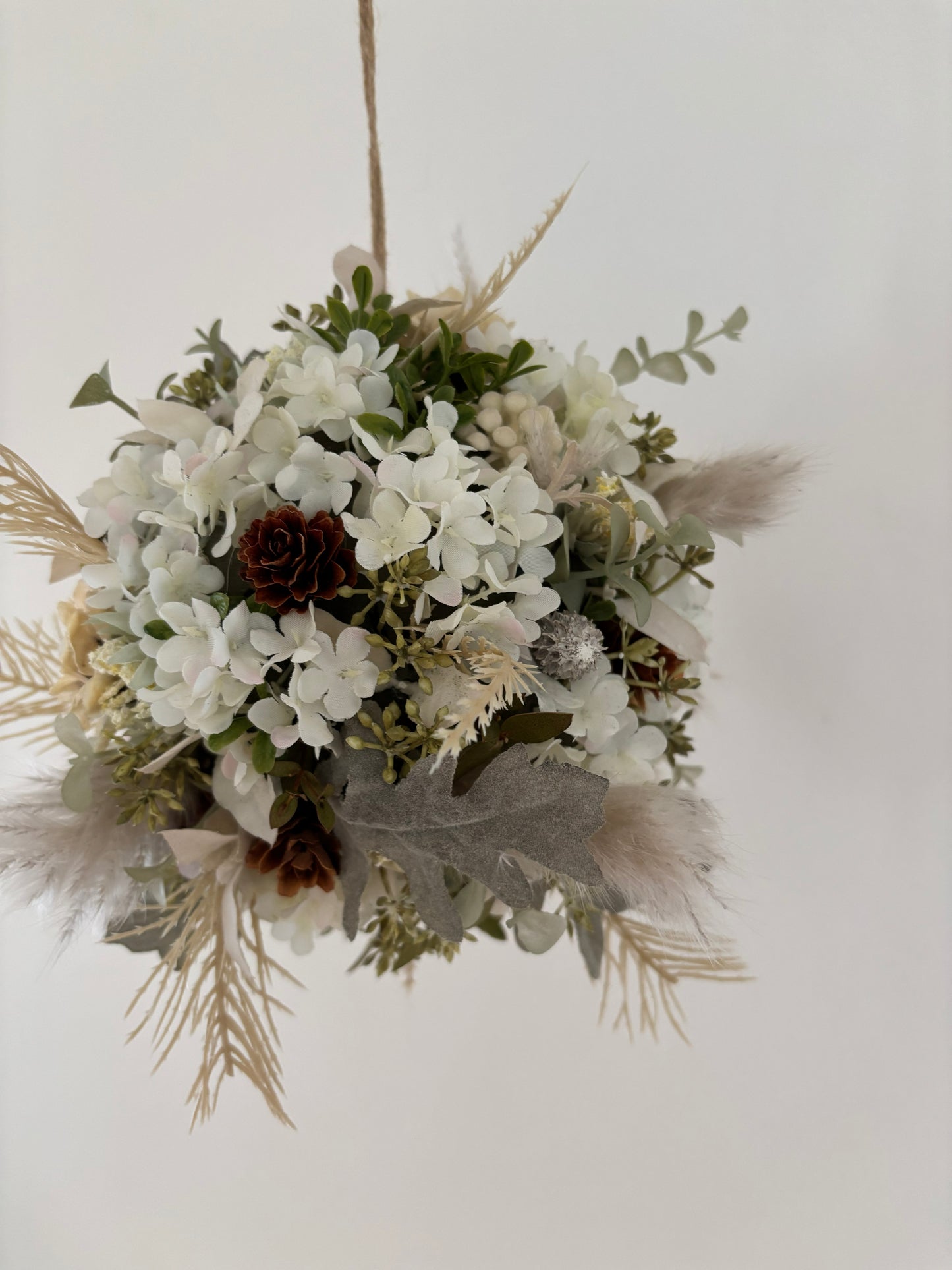 紫陽花と木の実のフラワーボール