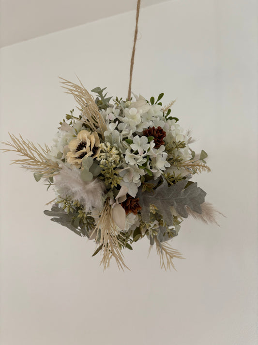 紫陽花と木の実のフラワーボール