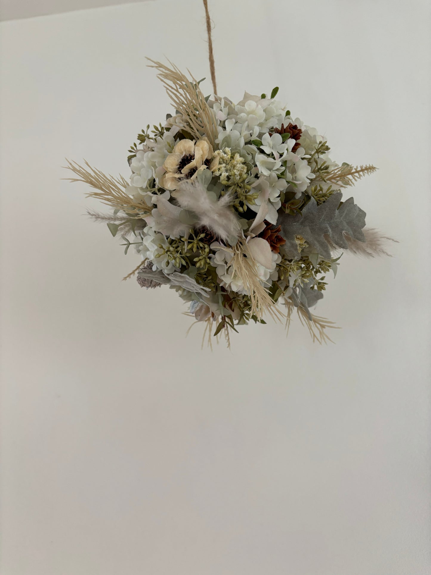 紫陽花と木の実のフラワーボール