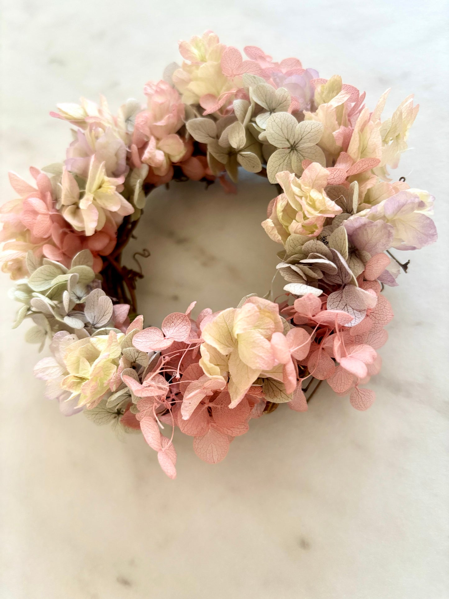 くすみパステルの紫陽花リース
