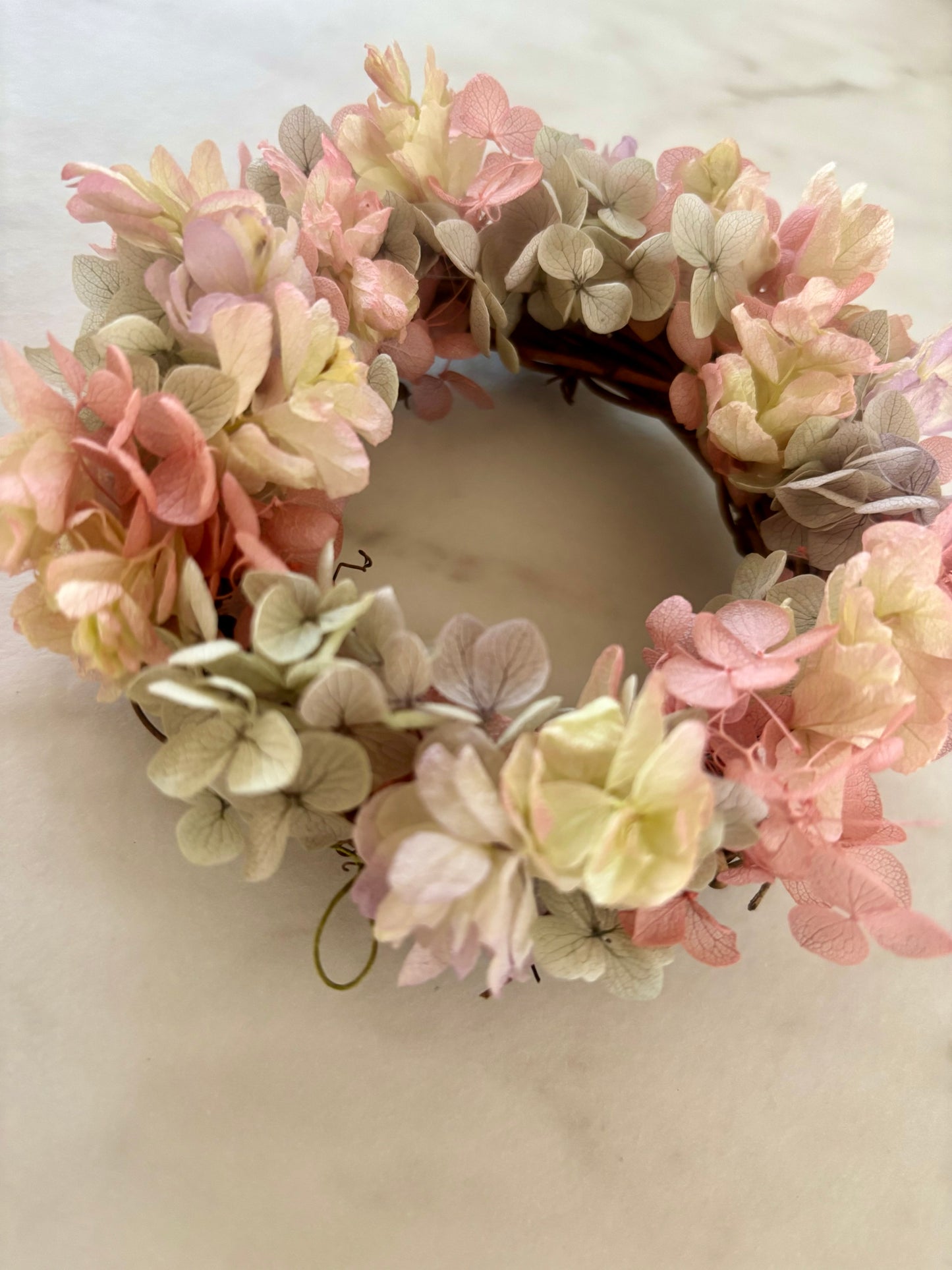 くすみパステルの紫陽花リース