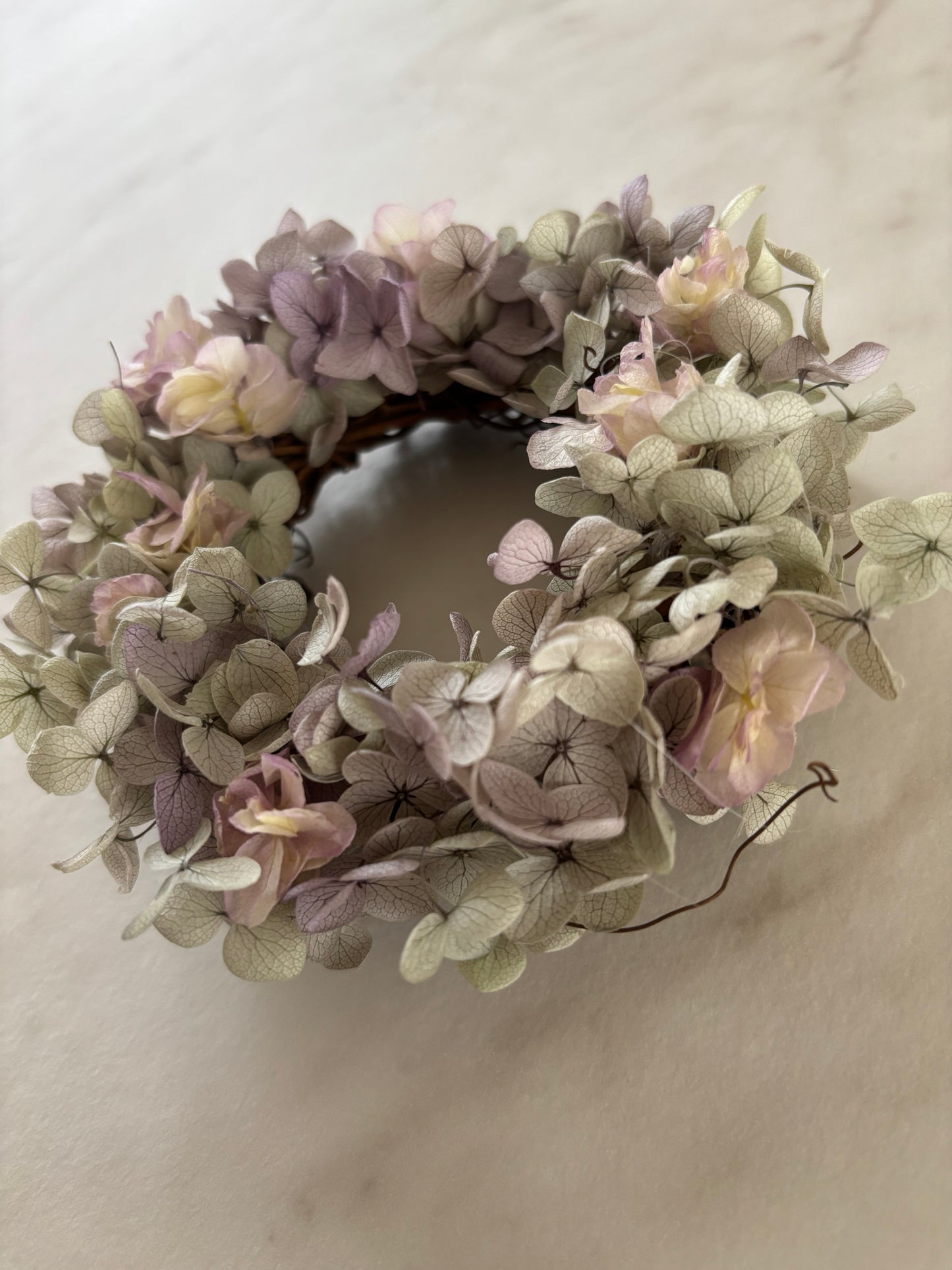 くすみカラーの紫陽花リース