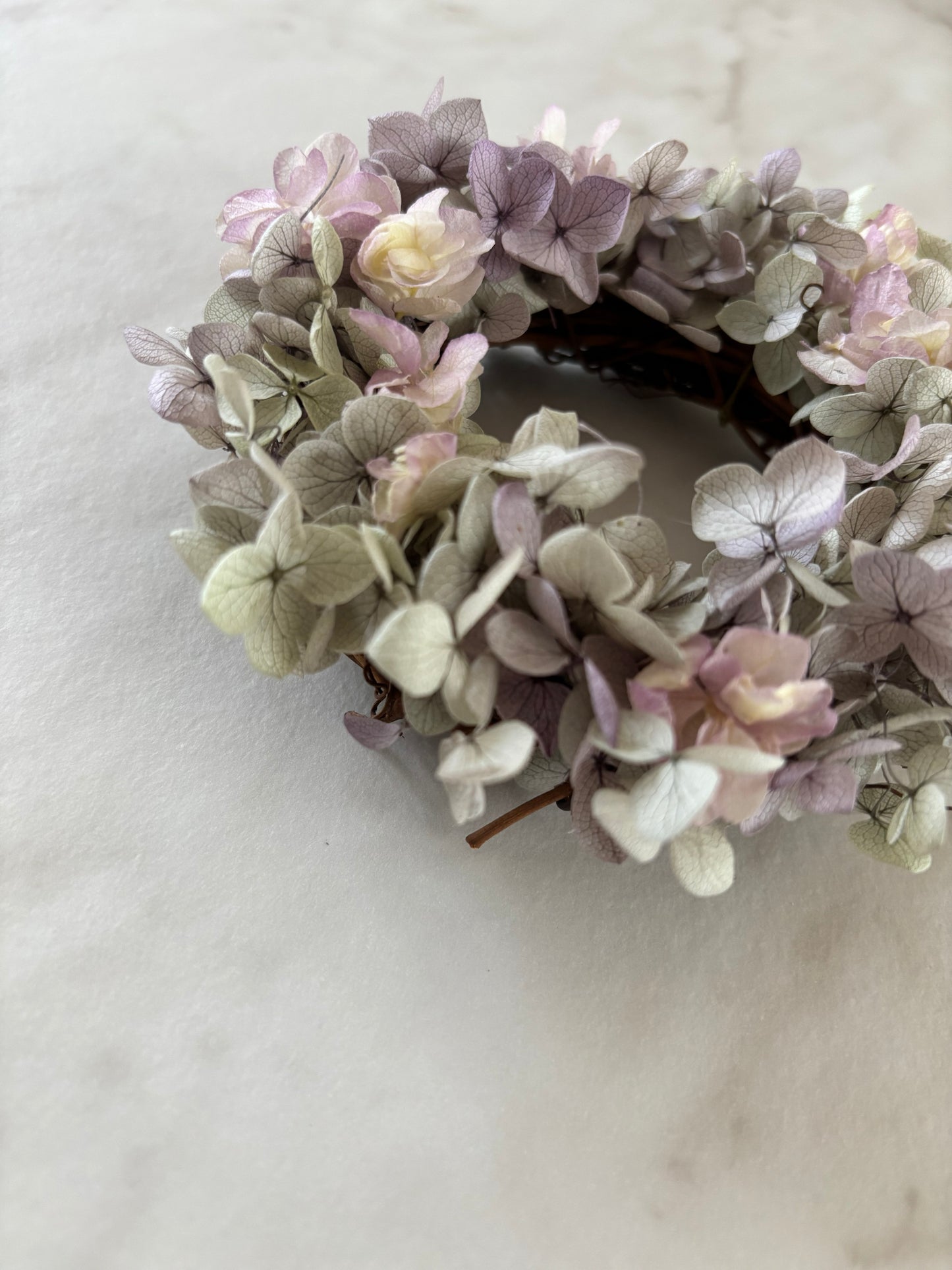 くすみカラーの紫陽花リース