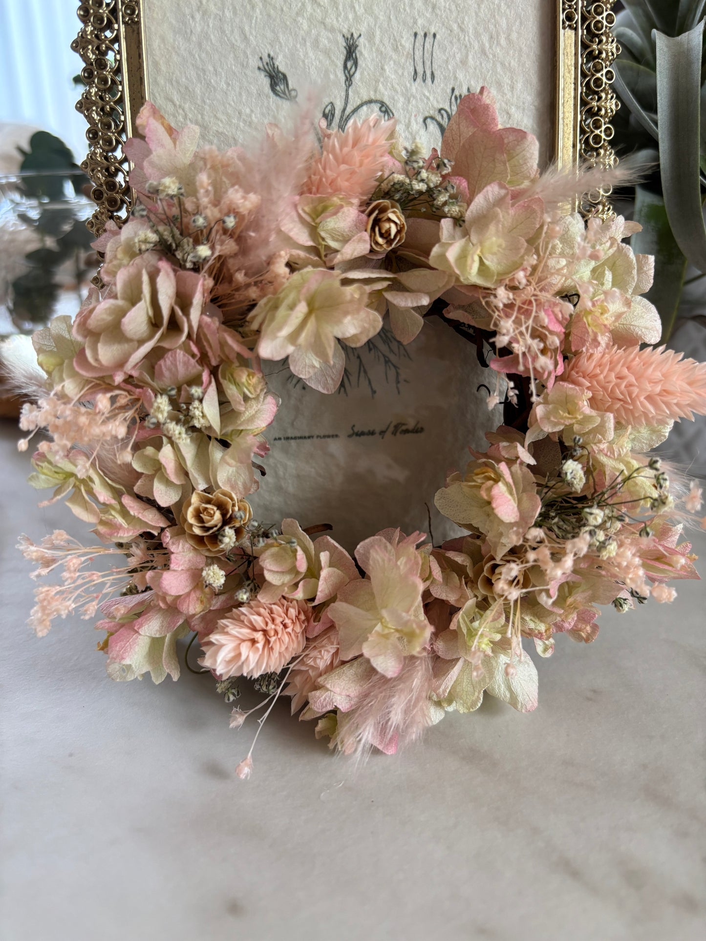 淡いピンクの紫陽花リース